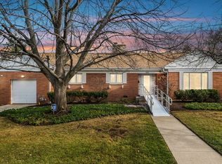 855 Kenton Rd, Deerfield, IL 60015