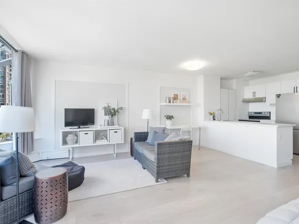 1330 Burrard St #611, Vancouver, BC V6Z 2B8