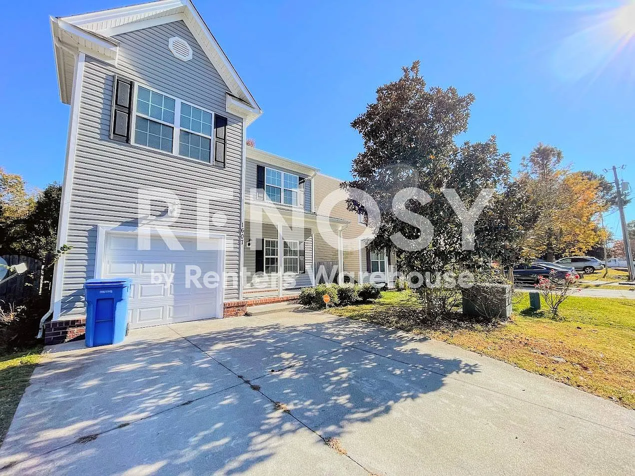 Beautiful 4-Bedroom Home with Spacious Fenced Backyard! — Photo 2