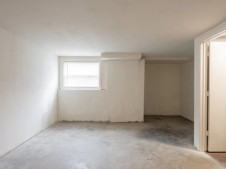 Wornall Place Apartments — Photo 21