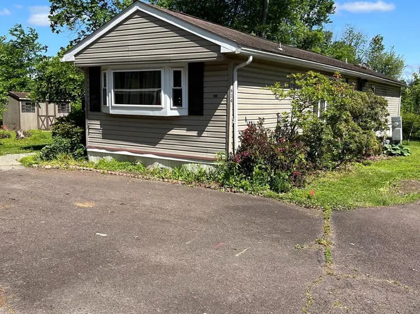 634 Willow Dr, Green Lane, PA 18054