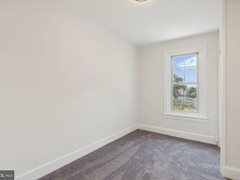 888 Queen St — Photo 17