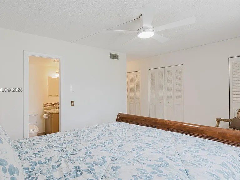 424 SE 10th St #204 — Photo 26