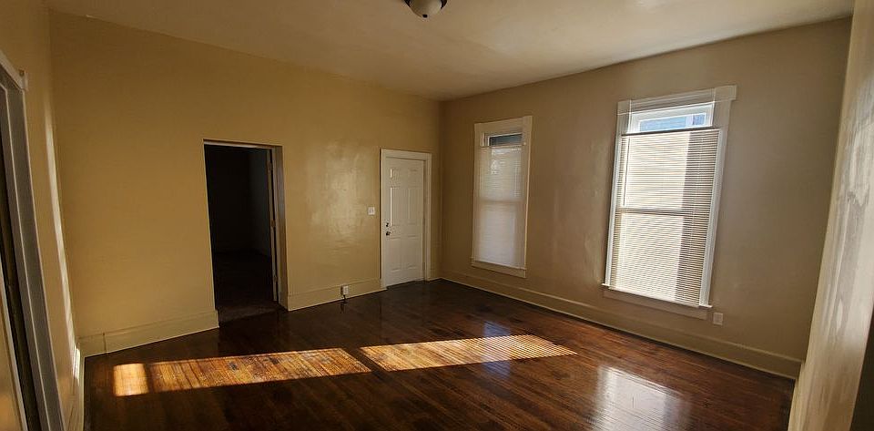2nd image of 2832 Boulevard Pl
