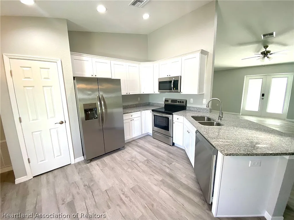 3 bed, 2.0 bath, 1369 sqft, $2,000 — Photo 2