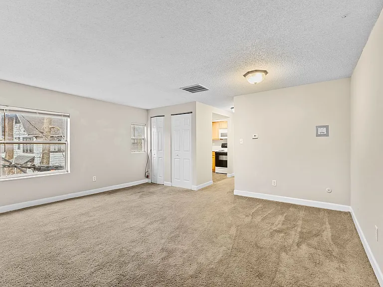 Balsam Avenue Apartments - The Courts — Photo 29
