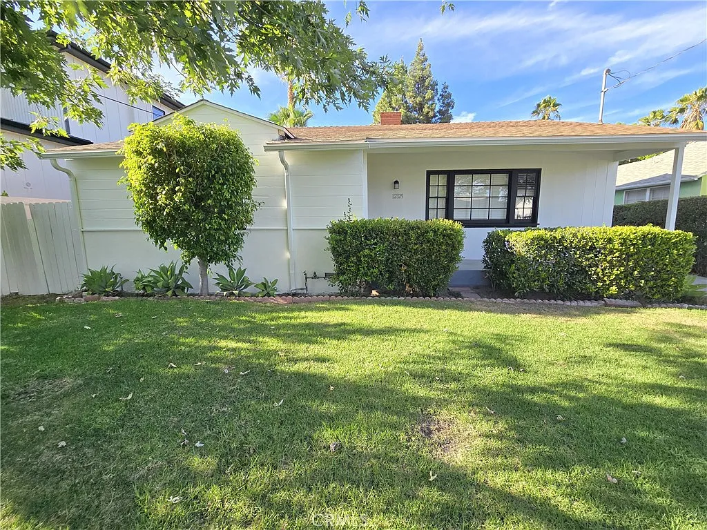 3 bed, 1162 sqft, $3,950 — Photo 2