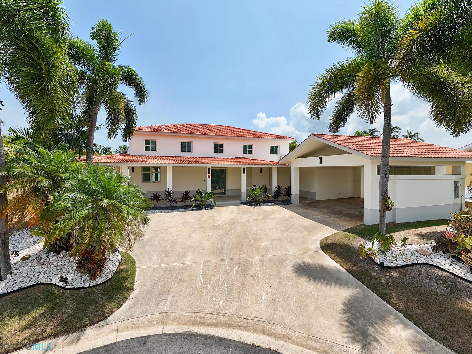 4 bed, 3.5 bath, 5500 sqft, $9,445 — Photo 1