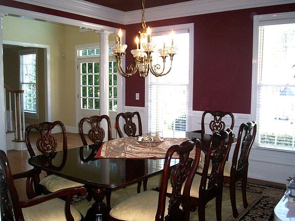 Huge dining room, hardwood floors