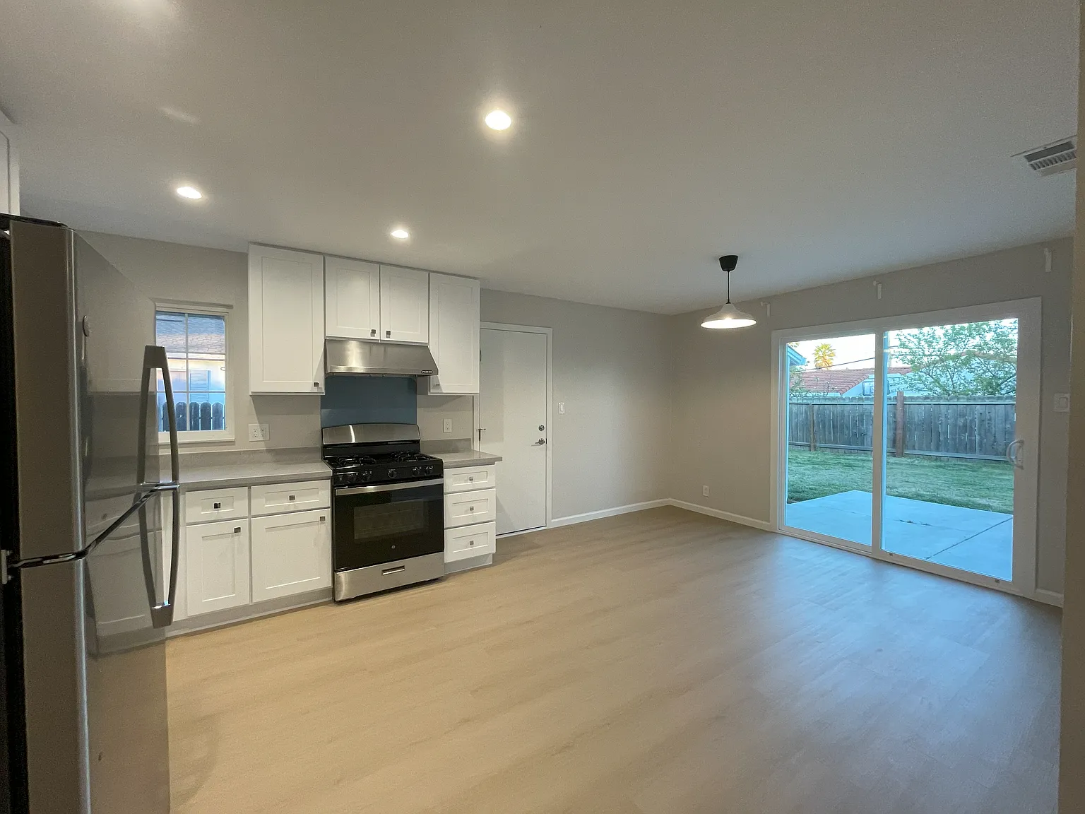 6000 Castillon Dr — Photo 2