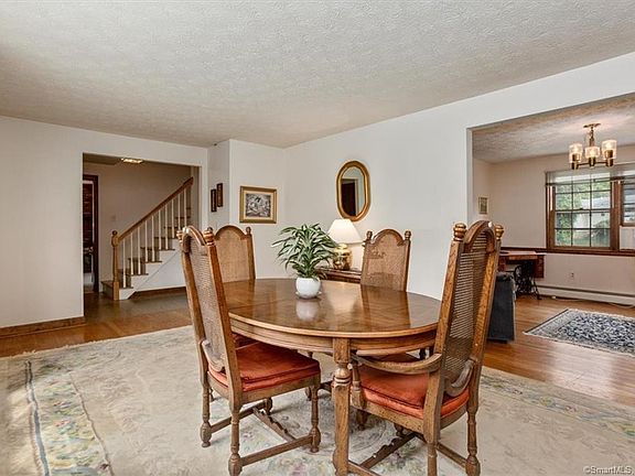 4th image of 32 Oxford Dr