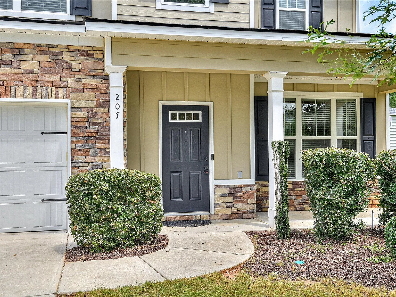 4 bed, 2.5 bath, 2322 sqft, $2,795 — Photo 3