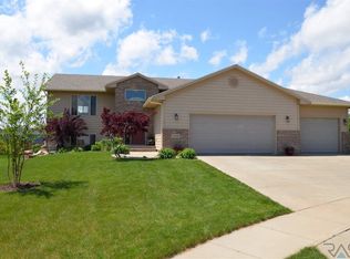 5805 S Wallace Cir, Sioux Falls, SD 57106