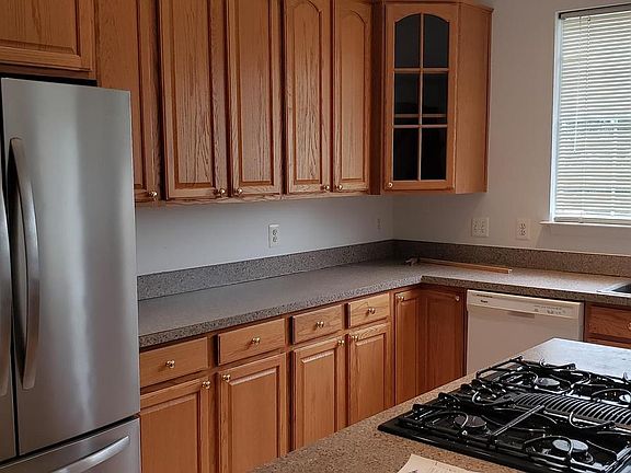 3rd image of 863 Fox Den Rd
