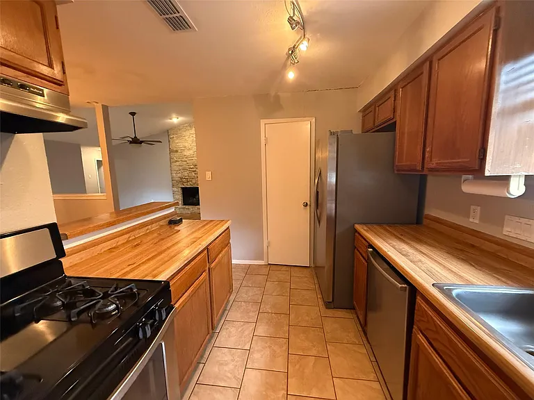 2811 Crownspoint Dr — Photo 3