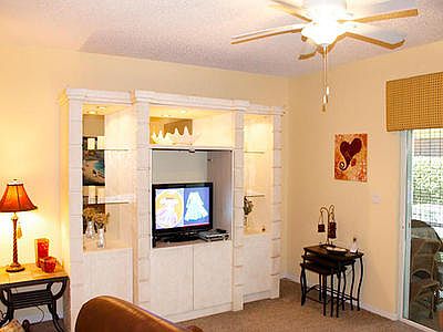 04_living-room3_1475 Barrymore Court