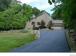 879 Hidden Oak Hill Ln, Rochester Hills, MI 48306
