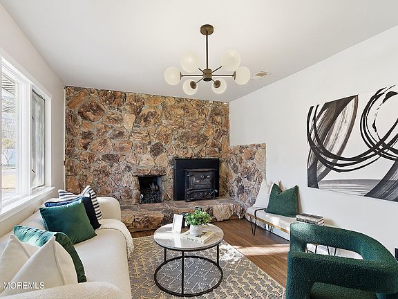 4th image of 215 Sunset Lane