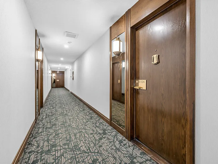 65 Harbour Sq #2104 — Photo 4