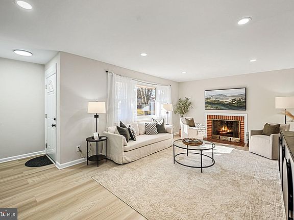 4th image of 1513 Flora Ln