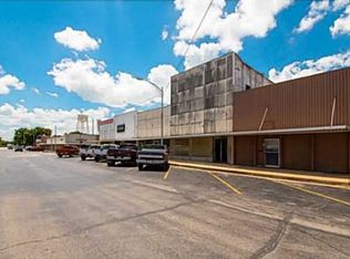 110 W 3rd St, Hearne, TX 77859