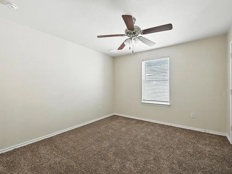 721 E College St — Photo 13