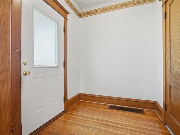 3rd image of 198 W 1st St