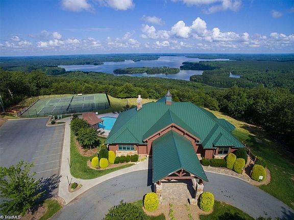 3rd image of 532 Rocky Cove Ln