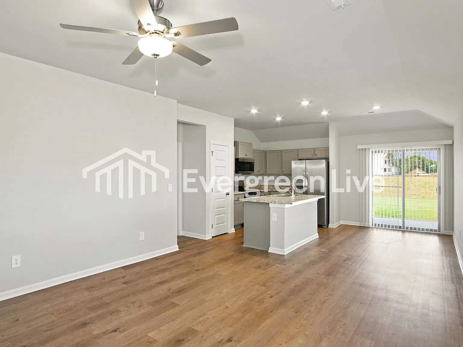 3 bed, 2.0 bath, 1248 sqft, $1,420 — Photo 2