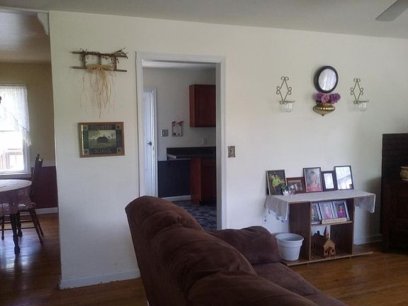 2nd image of 272 E 38th St