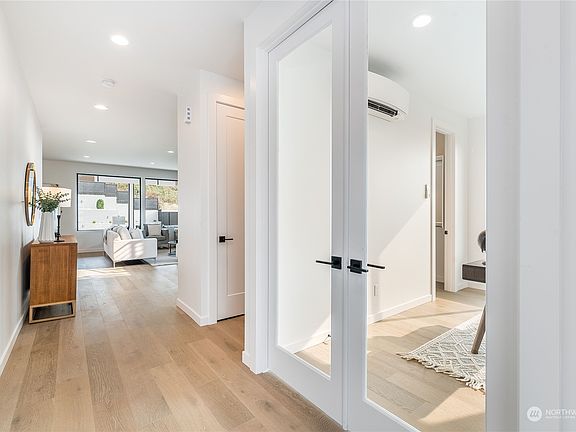 3rd image of 3009 43rd Ave NE