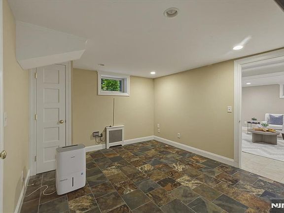 4th image of 157 Melrose Pl