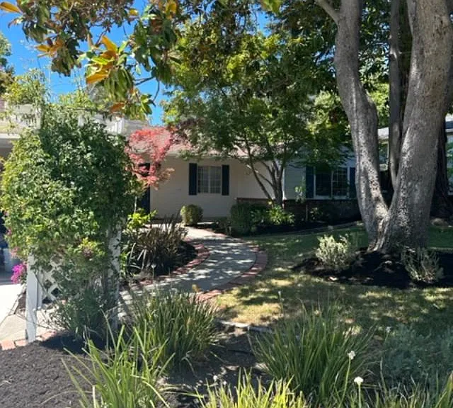 1121 Laurel Dr — Photo 1