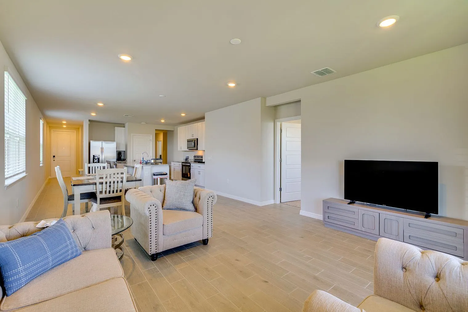3 bed, 2.0 bath, 1689 sqft, $3,612 — Photo 2