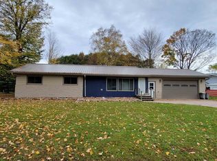 911 Bartelt St, Gresham, WI 54128