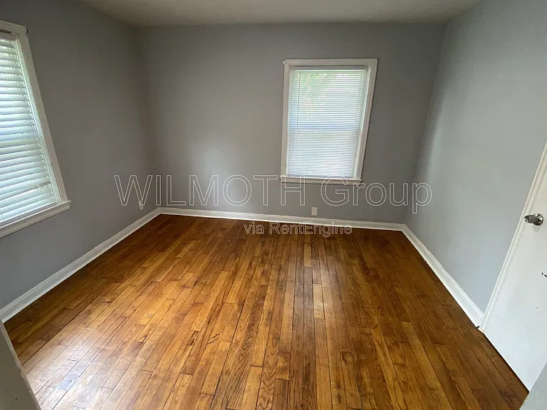 607 N Tibbs Ave — Photo 6
