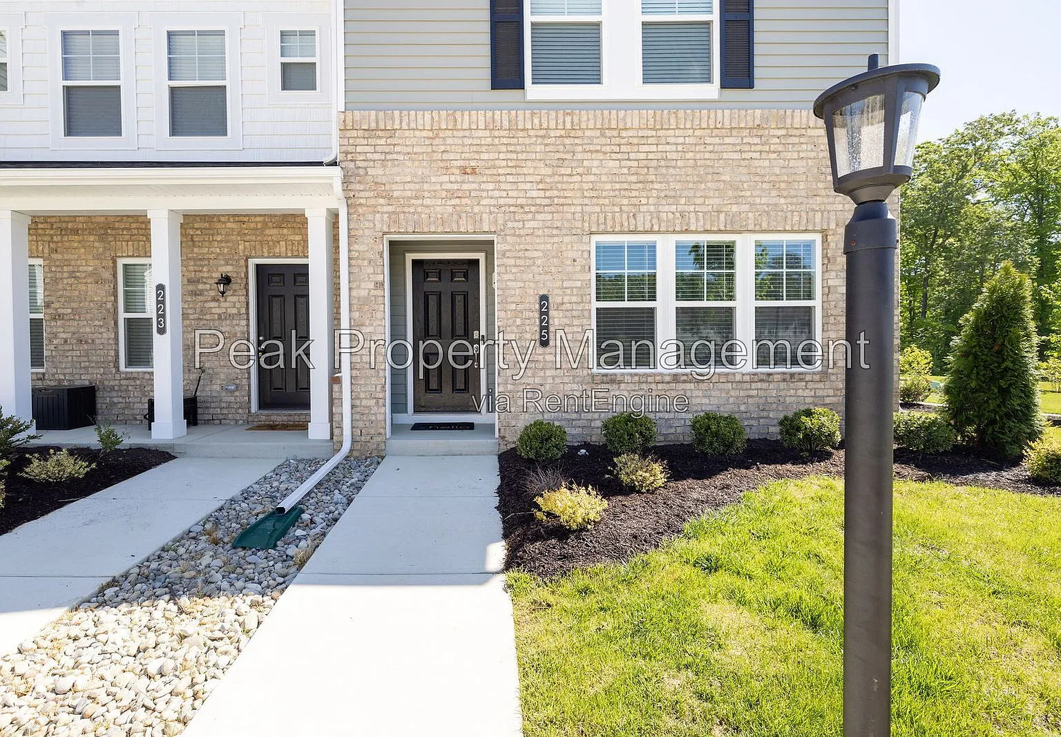 3 bed, 3.0 bath, 1318 sqft, $2,400 — Photo 4