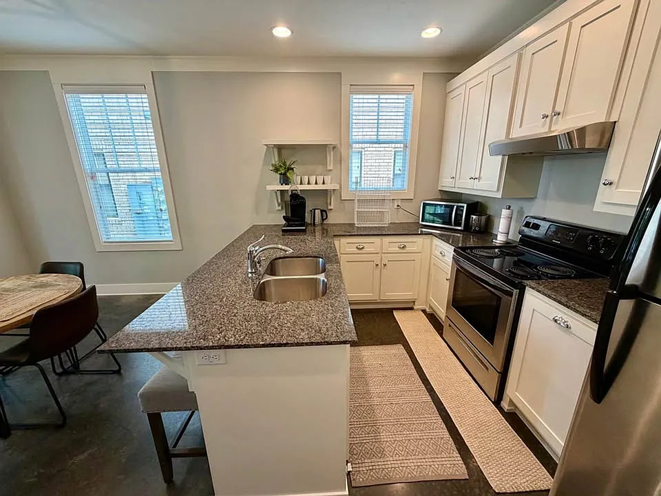 306 W 6th St