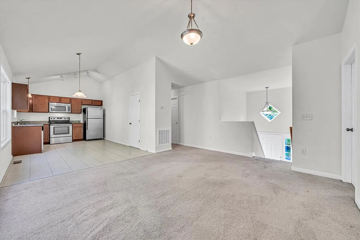3 bed, 2.5 bath, 1120 sqft, $1,899 — Photo 3