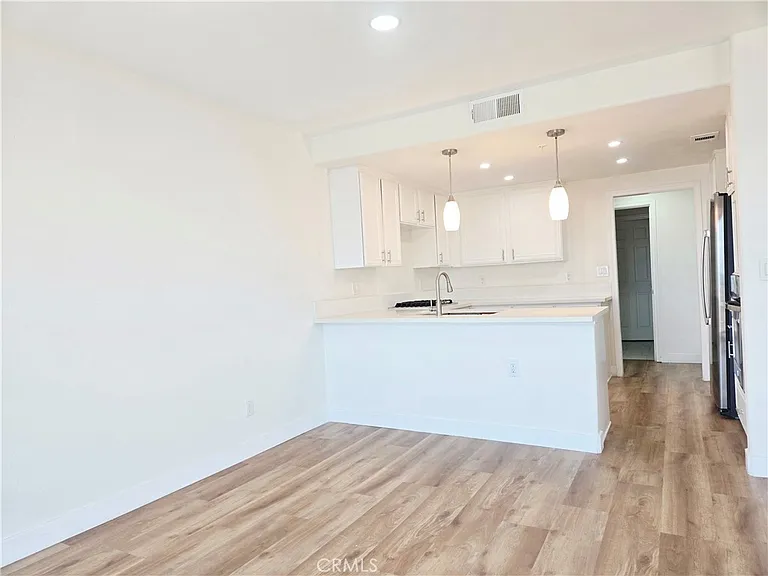 25 15th Pl — Photo 12