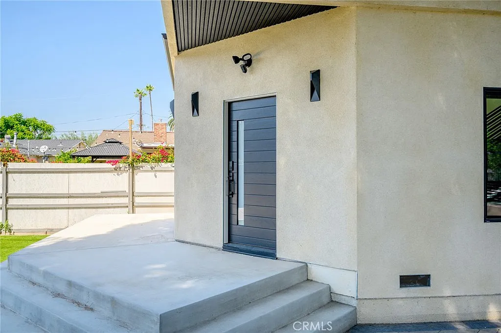 2 bed, 1200 sqft, $4,200 — Photo 2
