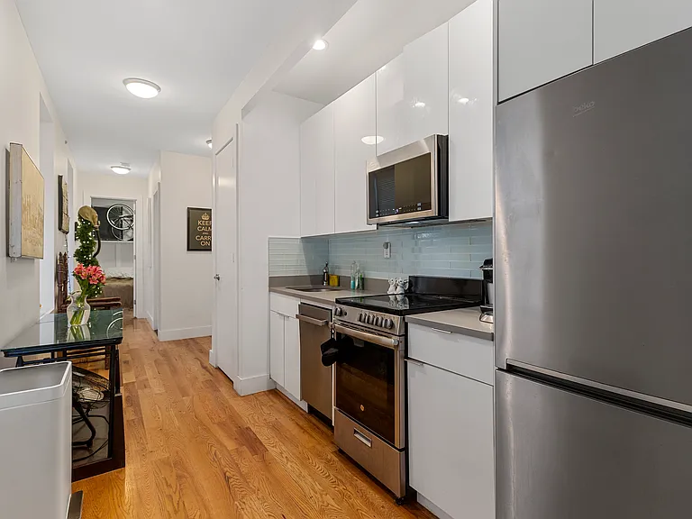 360 W 47th St #2B — Photo 1