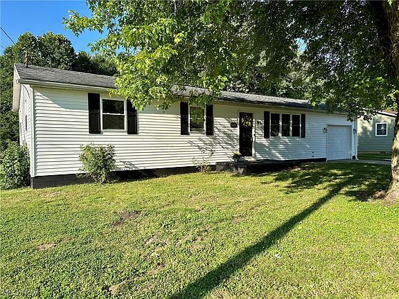2nd image of 415 S Maple Dr