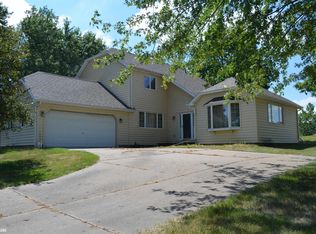 2303 Crestview Dr, Oskaloosa, IA 52577