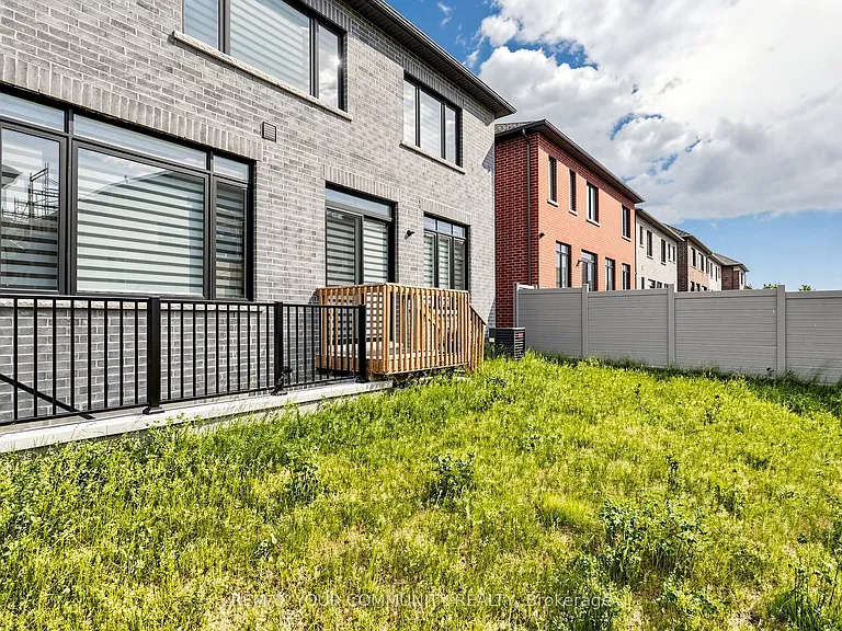 105 Halldorson Ave — Photo 47