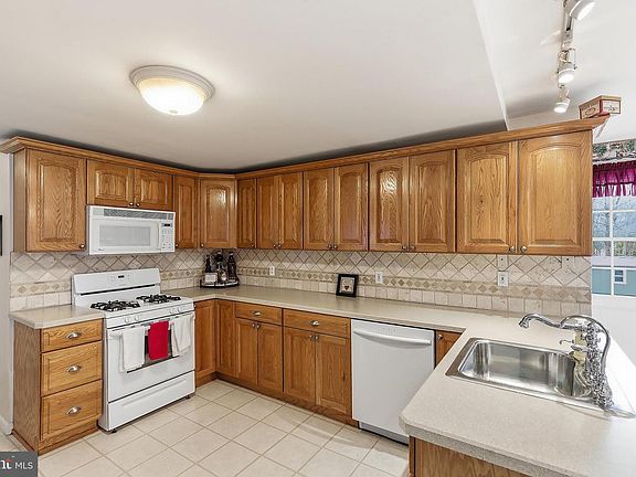 5th image of 219 Stuart St