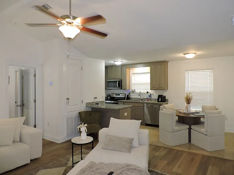 2202 N E St — Photo 7