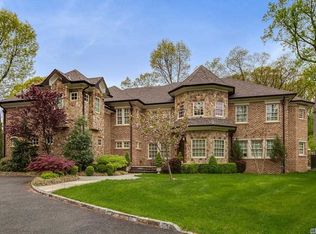 395 Frost Pond Rd, Glen Head, NY 11545