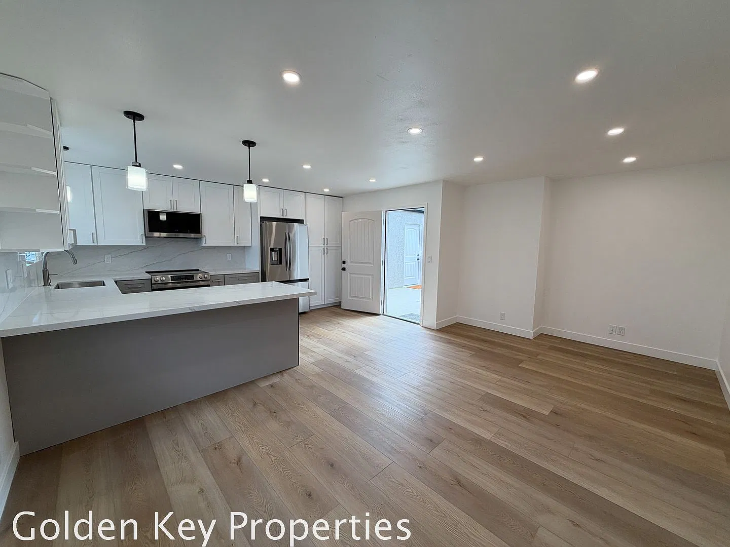 Beautifully Remodeled 1-Bedroom Apartment with Ocean View Short Walk to the Beach! — Photo 4