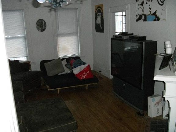 4th image of 221 Ashford St